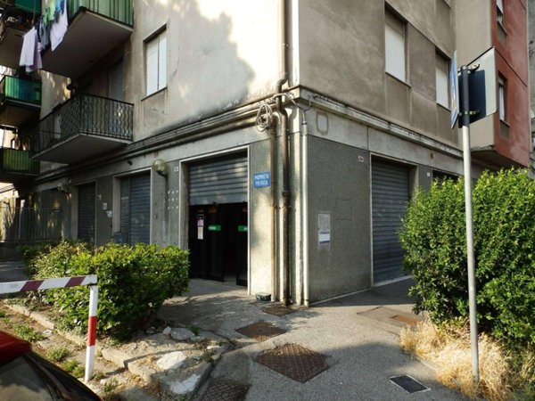 negozio in vendita a Genova in zona Rivarolo