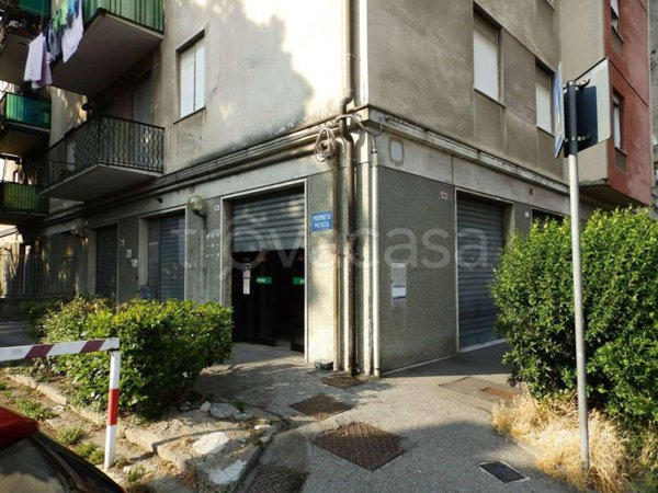 negozio in vendita a Genova in zona Rivarolo