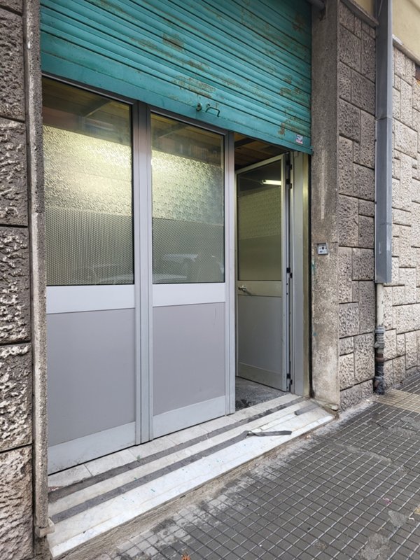 locale di sgombero in vendita a Genova in zona Sampierdarena