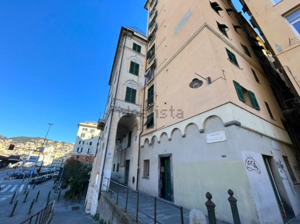 appartamento in vendita a Genova in zona Sottoripa / Maddalena / Molo