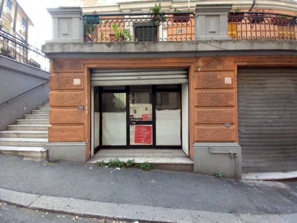 locale commerciale in vendita a Genova in zona Sampierdarena