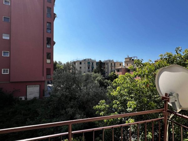 appartamento in vendita a Genova in zona Quarto dei Mille