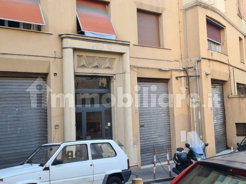 locale commerciale in vendita a Genova in zona Sampierdarena