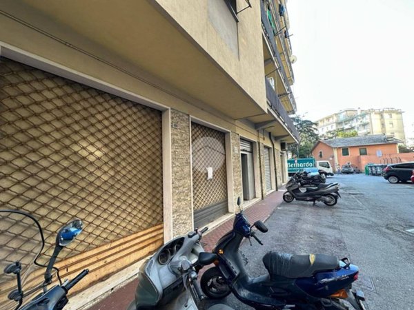 negozio in vendita a Genova in zona Palmaro / Pra'