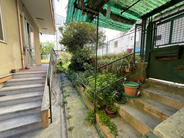 appartamento in vendita a Genova in zona Sestri Ponente