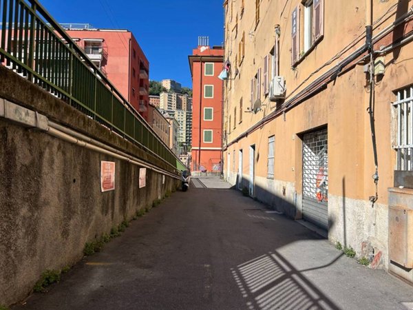 negozio in vendita a Genova in zona Marassi