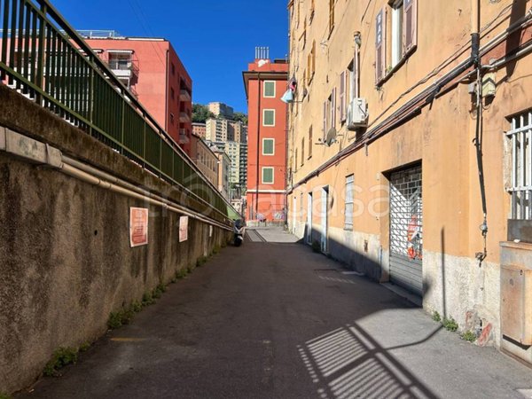 negozio in vendita a Genova in zona Staglieno