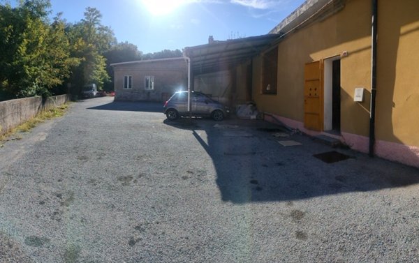 locale commerciale in vendita a Genova in zona Pontedecimo