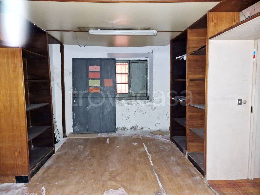 locale commerciale in vendita a Genova in zona Sampierdarena