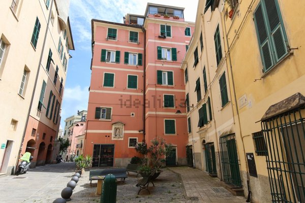 appartamento in vendita a Genova in zona Sottoripa / Maddalena / Molo