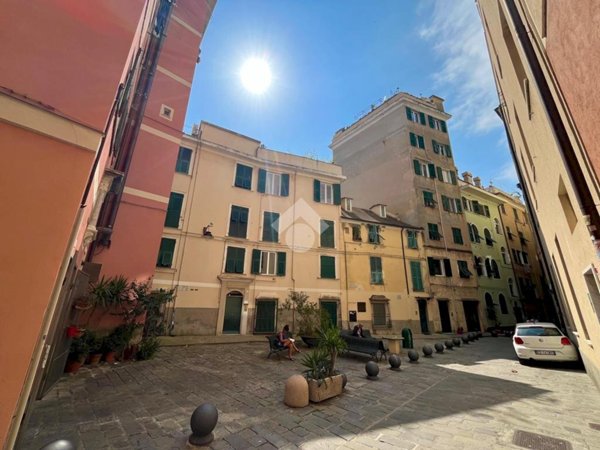 appartamento in vendita a Genova in zona Sottoripa / Maddalena / Molo