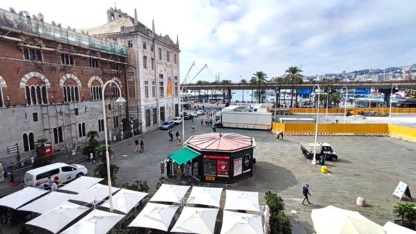 appartamento in vendita a Genova in zona Sottoripa / Maddalena / Molo