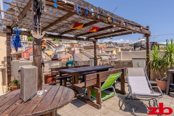 appartamento in vendita a Genova in zona Sottoripa / Maddalena / Molo