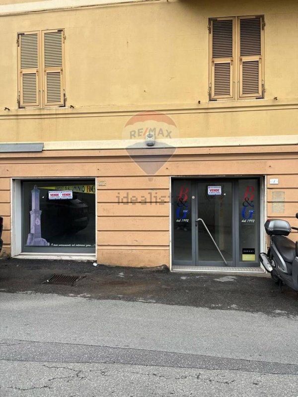 locale commerciale in vendita a Genova in zona Molassana