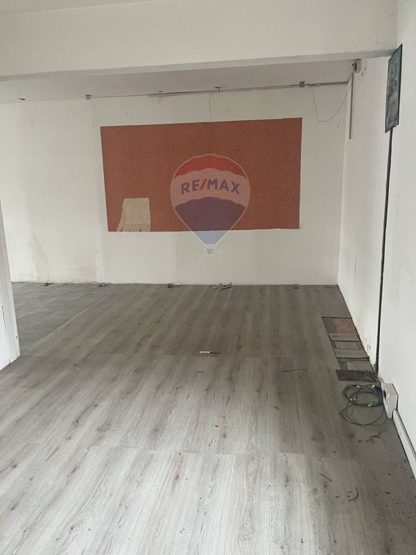 locale commerciale in vendita a Genova in zona Molassana