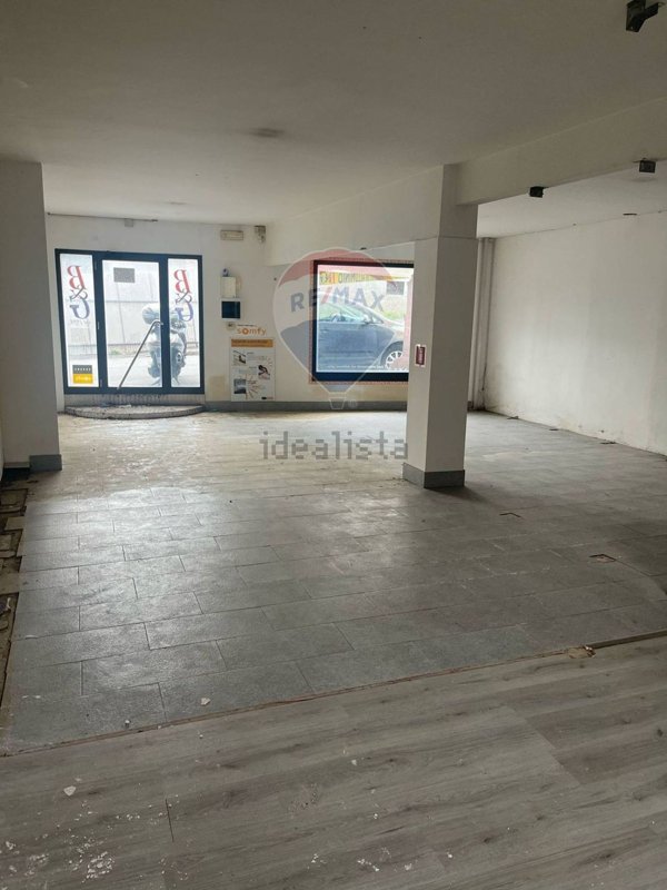 locale commerciale in vendita a Genova in zona Molassana