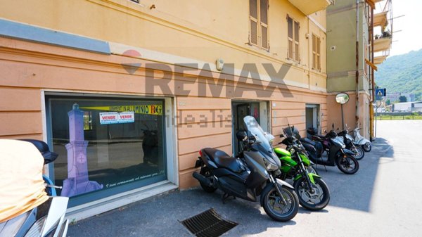 locale commerciale in vendita a Genova in zona Molassana