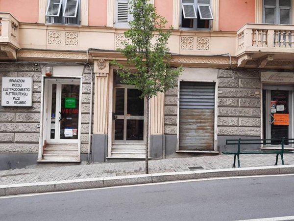 negozio in vendita a Genova in zona Sestri Ponente
