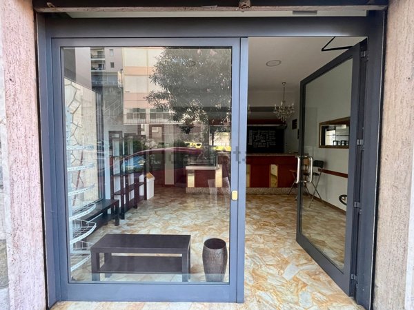 locale commerciale in vendita a Genova in zona Sestri Ponente