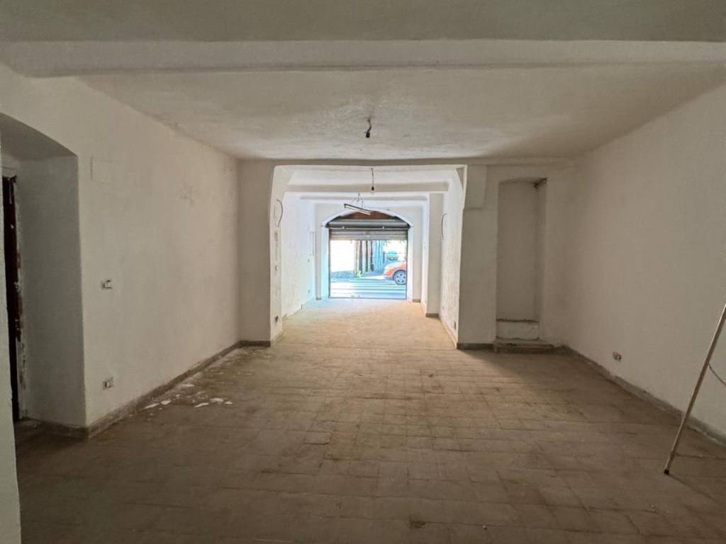 negozio in vendita a Genova in zona Rivarolo
