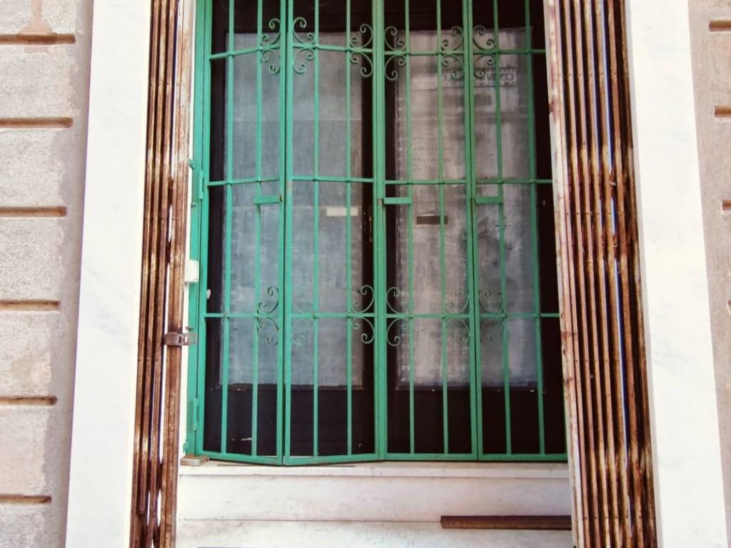 negozio in vendita a Genova in zona Sestri Ponente