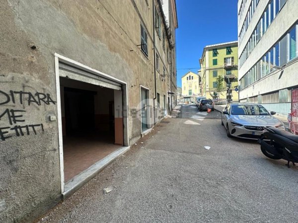 locale commerciale in vendita a Genova in zona Sestri Ponente