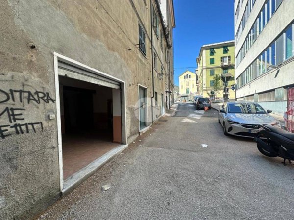 locale commerciale in vendita a Genova in zona Sestri Ponente