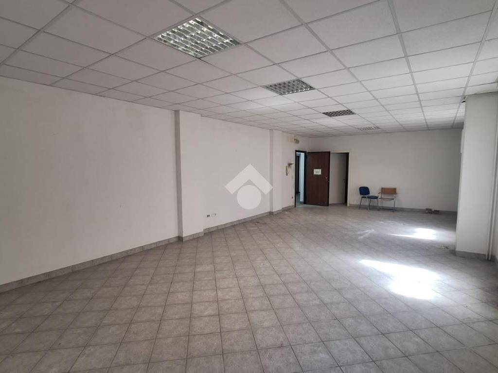 locale commerciale in vendita a Genova in zona Sampierdarena