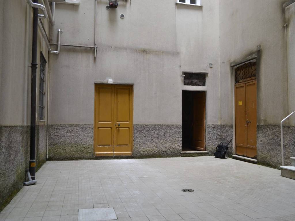 locale commerciale in vendita a Genova in zona Quezzi
