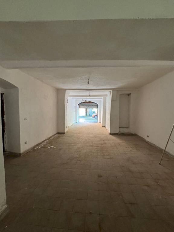 locale di sgombero in vendita a Genova in zona Rivarolo