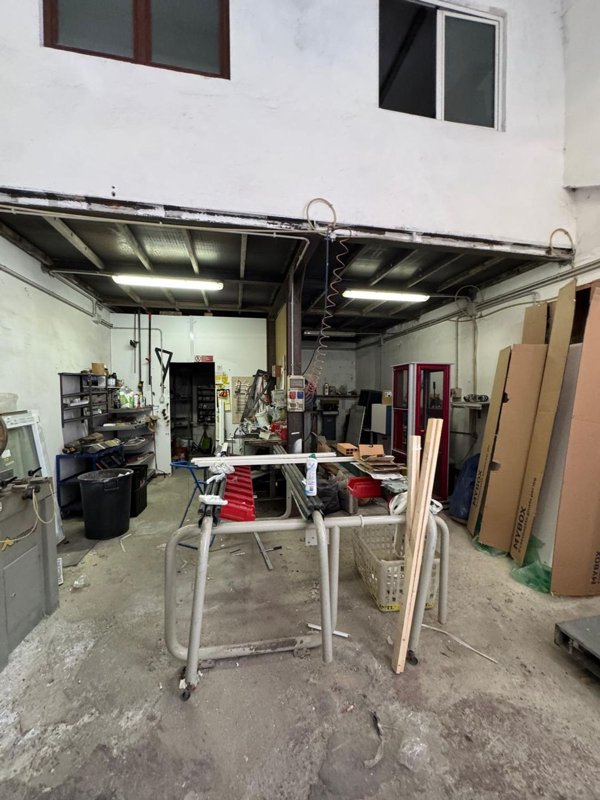 capannone in vendita a Genova in zona Rivarolo