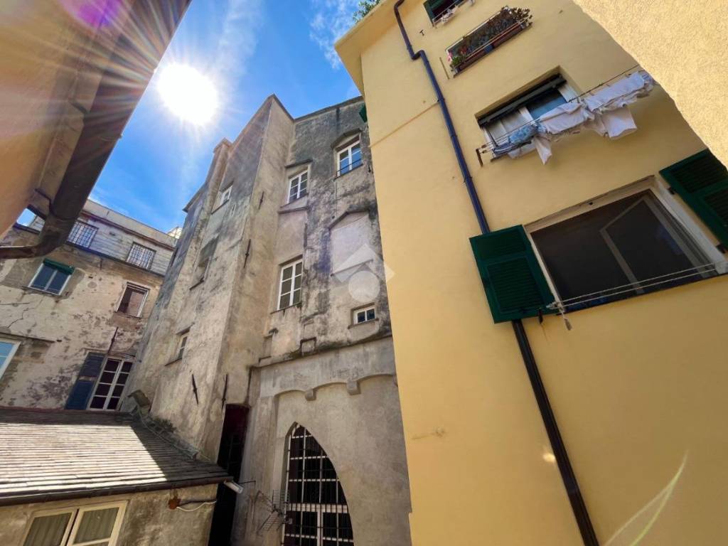 appartamento in vendita a Genova in zona Sottoripa / Maddalena / Molo