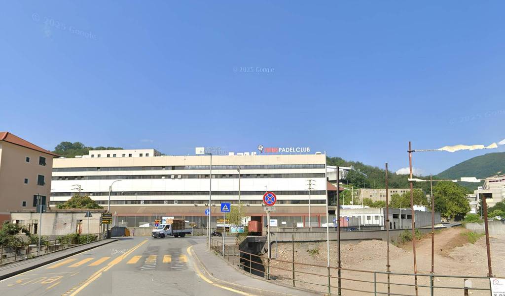 locale commerciale in vendita a Genova in zona Pontedecimo