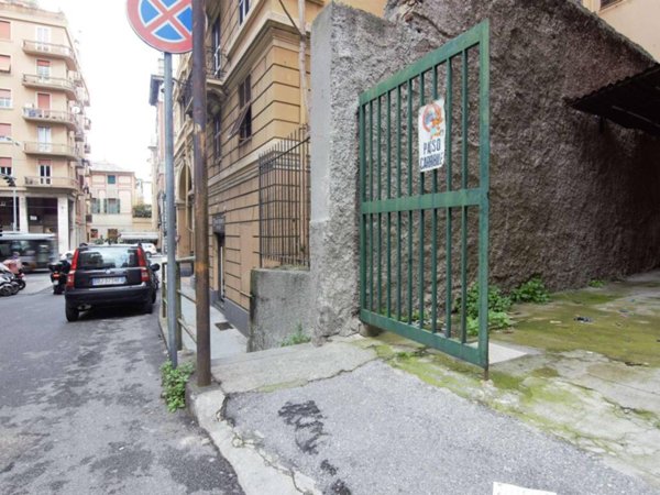 locale commerciale in vendita a Genova in zona Sampierdarena