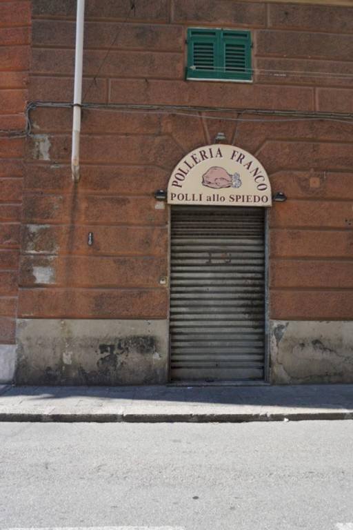 locale commerciale in vendita a Genova in zona Sampierdarena