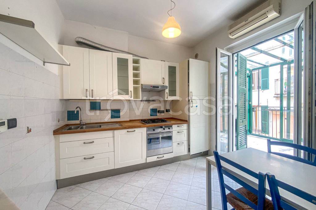 appartamento in vendita a Genova in zona Sottoripa / Maddalena / Molo