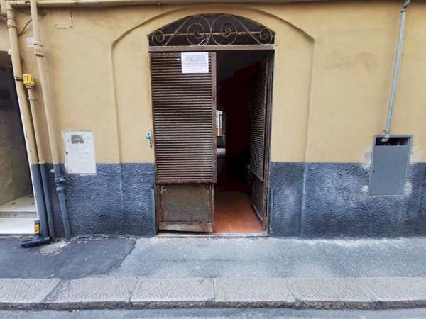 locale di sgombero in vendita a Genova in zona Sestri Ponente