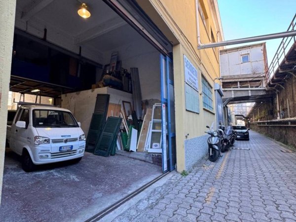 locale commerciale in vendita a Genova in zona Rivarolo