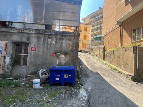 locale di sgombero in vendita a Genova in zona Molassana
