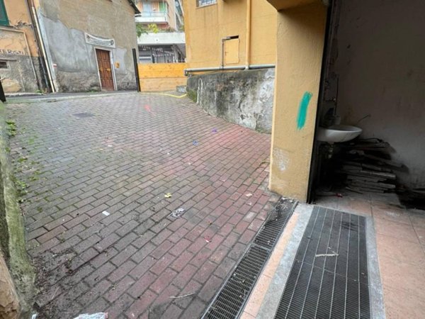 locale di sgombero in vendita a Genova in zona Molassana