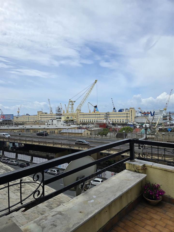 appartamento in vendita a Genova in zona Sottoripa / Maddalena / Molo