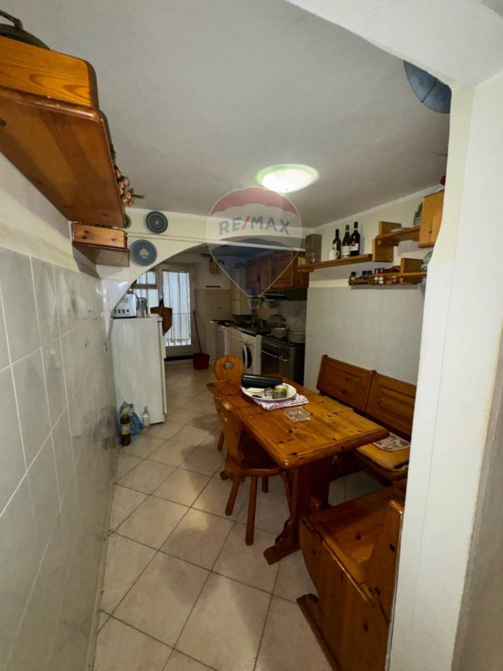 appartamento in vendita a Genova in zona Sottoripa / Maddalena / Molo