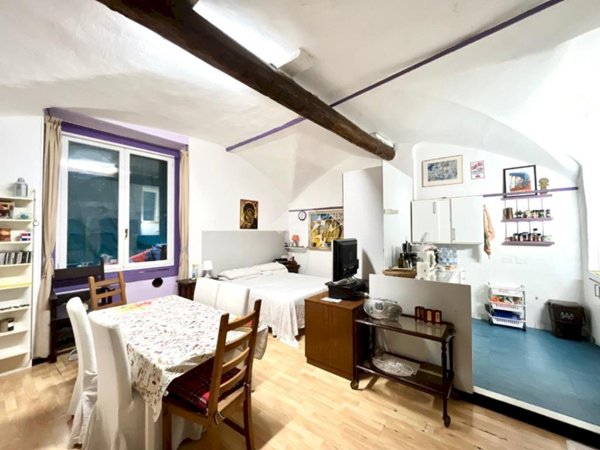 appartamento in vendita a Genova in zona Sottoripa / Maddalena / Molo