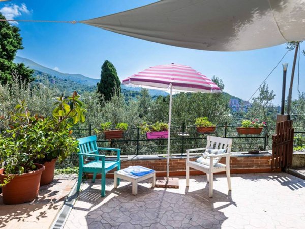 casa indipendente in vendita a Genova in zona Apparizione