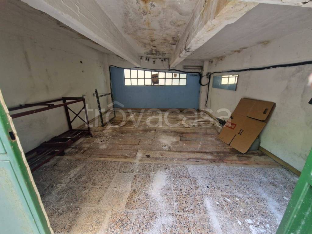 locale di sgombero in vendita a Genova in zona Voltri