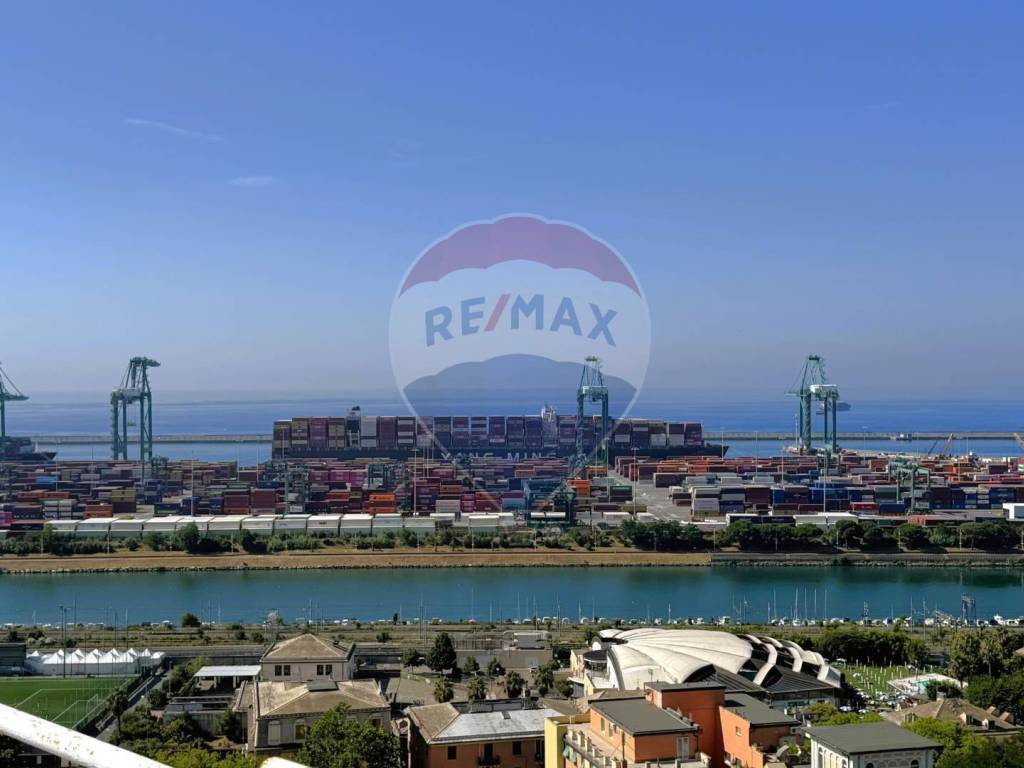 appartamento in vendita a Genova in zona Palmaro / Pra'
