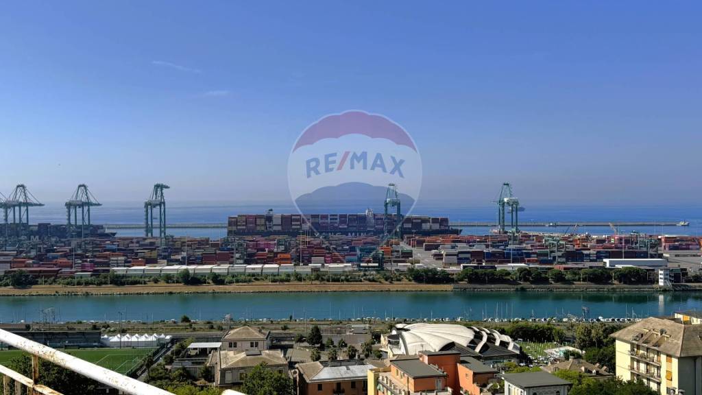 appartamento in vendita a Genova in zona Palmaro / Pra'