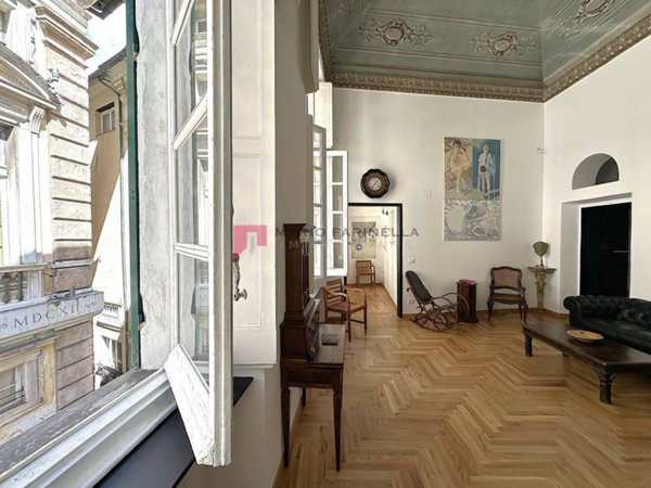 appartamento in vendita a Genova in zona Sottoripa / Maddalena / Molo