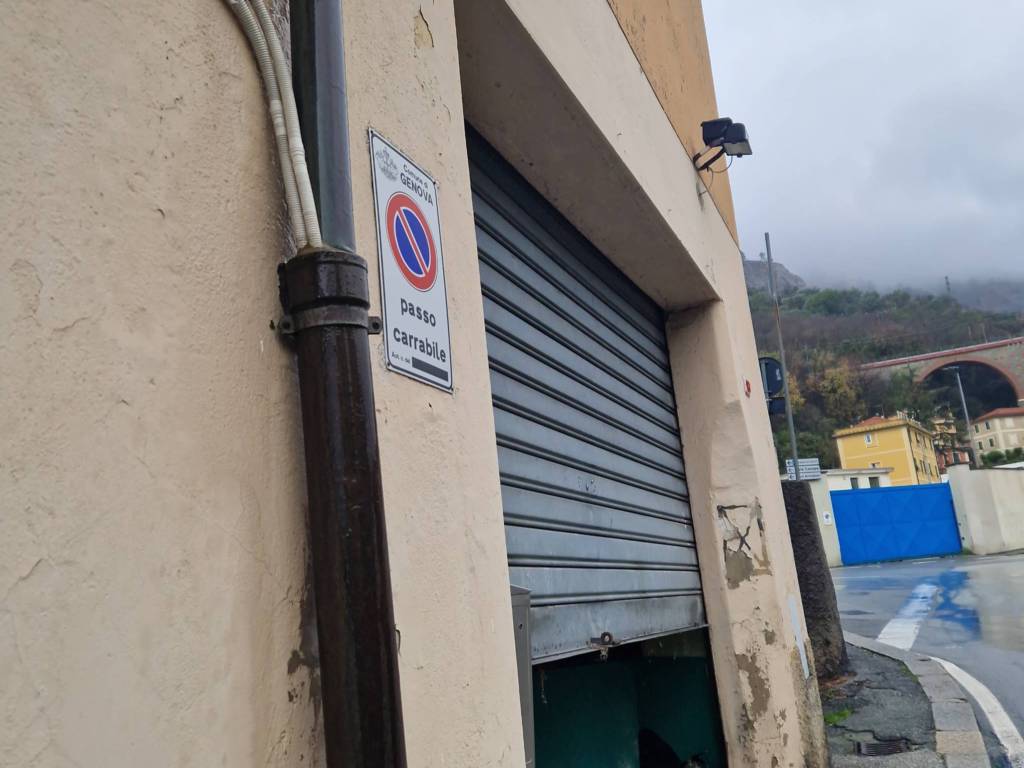 locale commerciale in vendita a Genova in zona Sestri Ponente