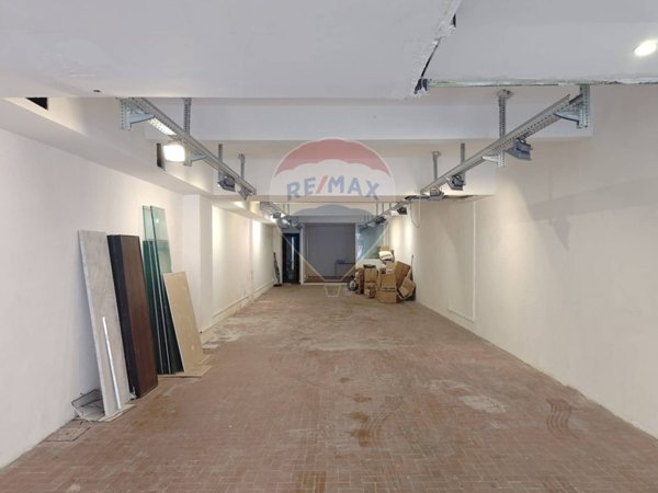locale commerciale in vendita a Genova in zona Sturla